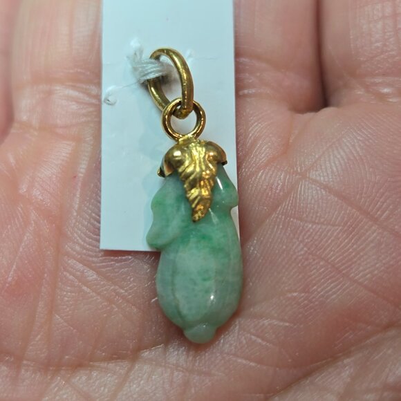 ✨ Delicate Jade Gourd Pendant with Gold Accent – Symbol of Prosperity ✨ - Picture 6 of 8